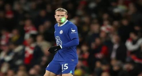 القبض على مشجع بسبب استهداف لاعب تشيلسي بالليزر